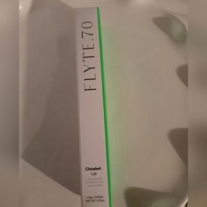 FLYTE.70 Chisled.Lip Lip Shaper In Fame